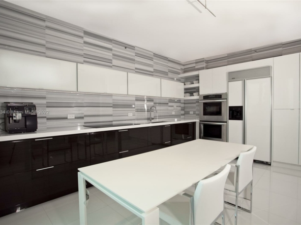 A Vendre_A louer. Annonces immobilieres Miami - Property Residential - A11144134 - 300 S Pointe Dr #806, Miami Beach FL 33139