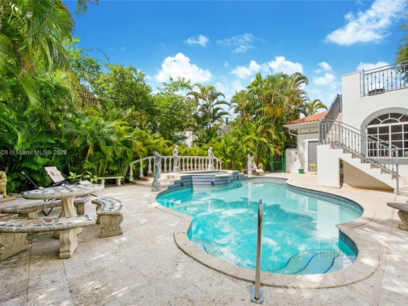 A Vendre_A louer. Annonces immobilieres Miami - Property Residential - A11184428 - A Louer : 1224 Almeria Ave, Coral Gables FL 33134