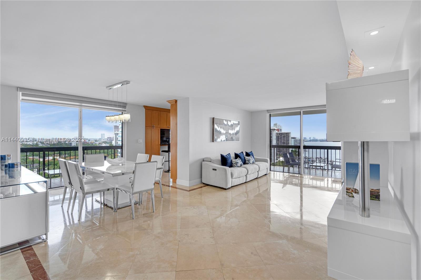 A Vendre_A louer. Annonces immobilieres Miami - Property Residential - A11440935 - A Vendre : 2333 Brickell Ave #1705, Miami FL 33129