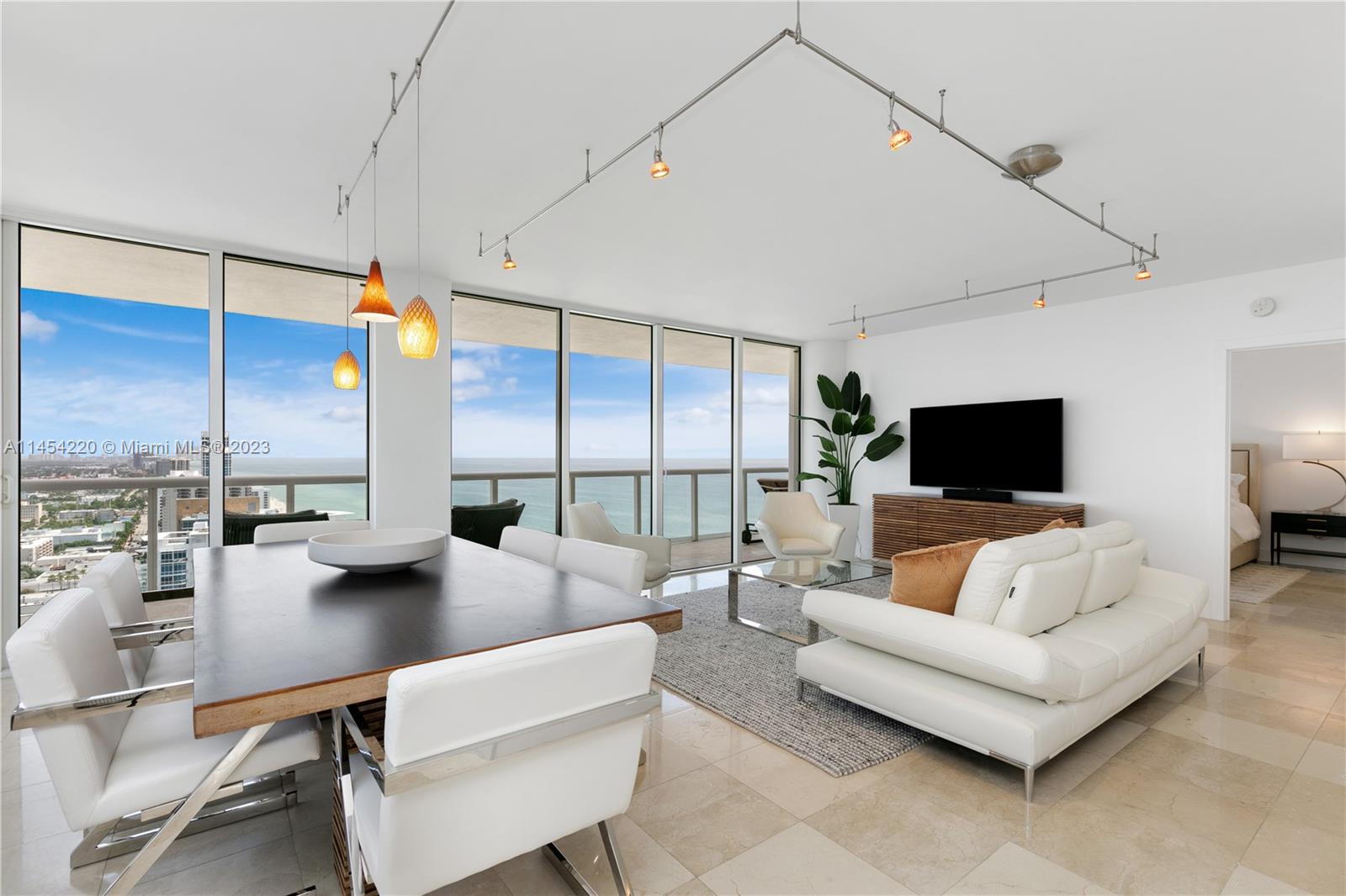 A Vendre_A louer. Annonces immobilieres Miami - Property Residential - A11454220 - A Louer : 6365 Collins Ave #3208, Miami Beach FL 33141
