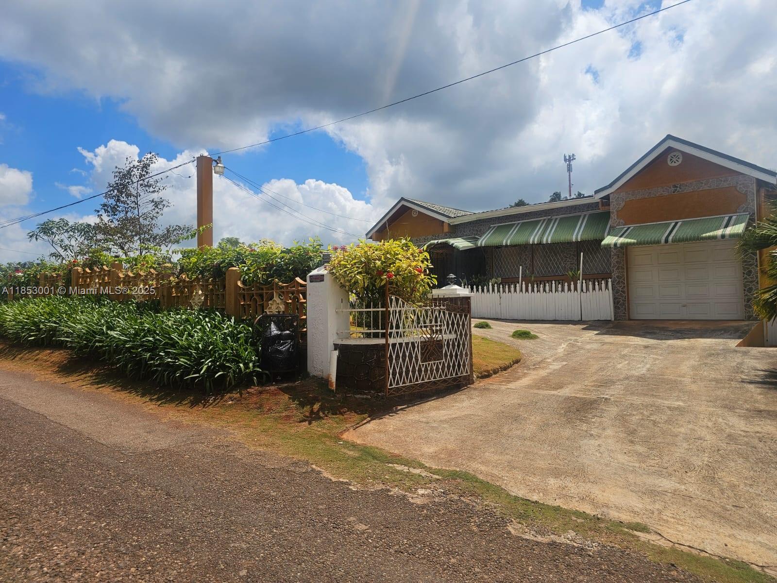 A Vendre_A louer. Annonces immobilieres Miami - Property Residential - A11853001 - A Vendre : 00 Mandeville, Manchester Hills Jamaica, FL