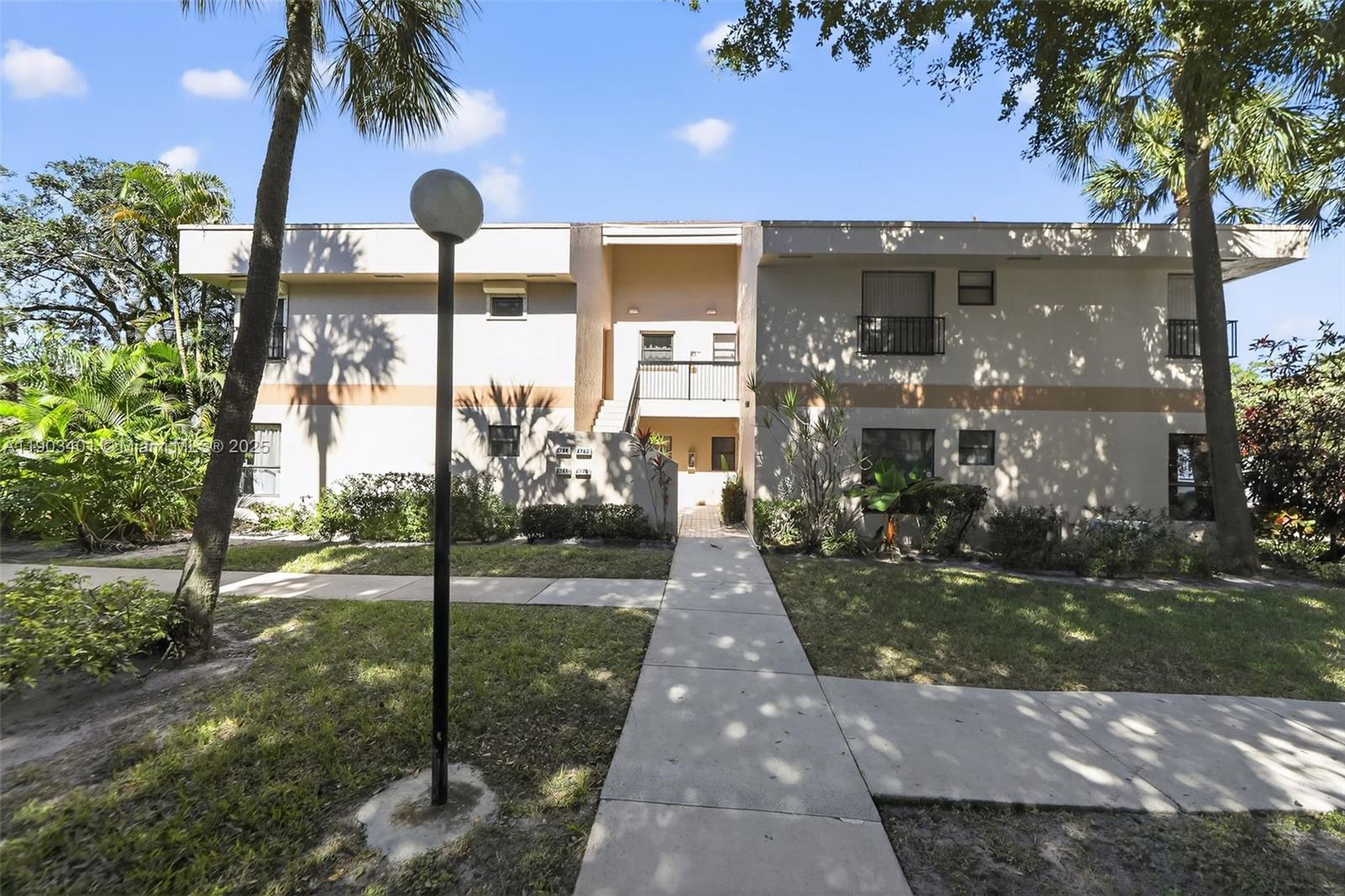 A Vendre_A louer. Annonces immobilieres Miami - Property Residential - A11903401 - A Vendre : 2741 S Carambola Cir S #1916, Coconut Creek FL 33066