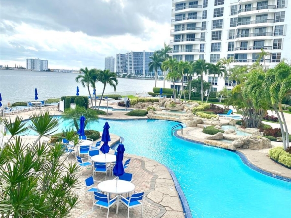 A Vendre_A louer. Annonces immobilieres Miami - Immobilier Résidentiel - A11923423 - A Vendre : 19195 NE 36th Ct #402, Aventura FL 33180