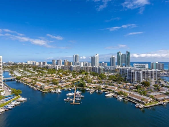 A Vendre_A louer. Annonces immobilieres Miami - Property Residential - A11941741 - A Louer : 300 Three Islands Blvd, Hallandale Beach FL 33009