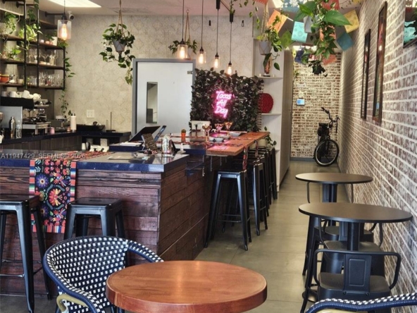 A Vendre_A louer. Annonces immobilieres Miami - Property Residential - A11947429 - A Vendre : 12743 Biscayne Blvd, North Miami FL 33181