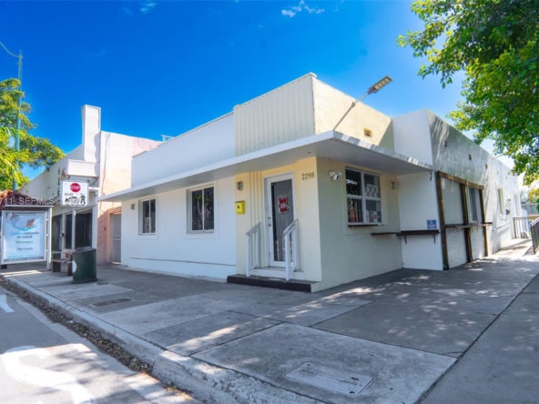 A Vendre_A louer. Annonces immobilieres Miami - Property Residential - A11947711 - Bail Commercial : 2298 SW 8th St, Miami FL 33135
