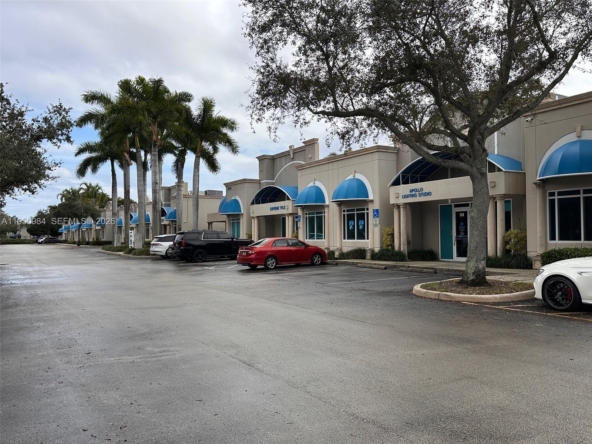 À vendre_À louer. Annonces immobilières Miami - Propriété résidentielle - A11950984 - Bail Commercial : 2860 W State Road 84 #116, Dania Beach FL 33312