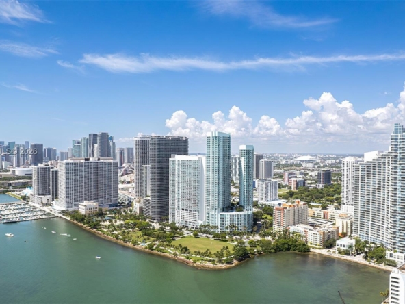 À vendre_À louer. Annonces immobilières Miami - Propriété résidentielle - A11951359 - Bail Commercial : 1900 N BAYSHORE DR, Miami FL 33132